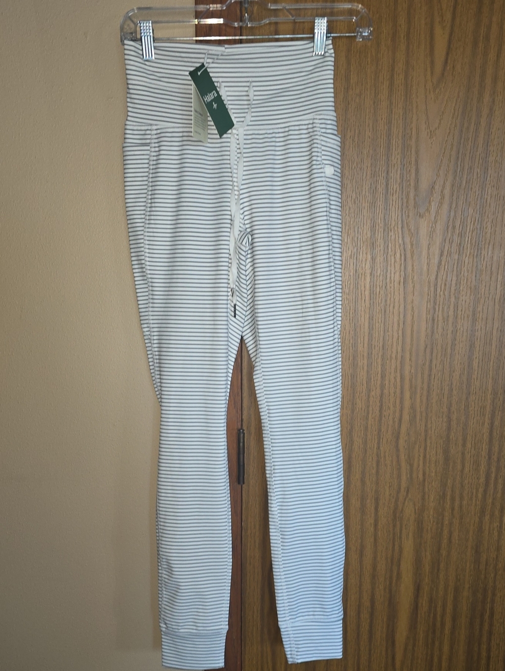 HALARA White and Gray Striped High-Waist Leggings